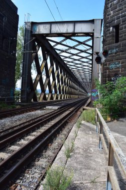 Metal raylı demiryolu köprüsü