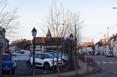 Gri bir günde kasvetli kış ışığında Grosbliederstroff