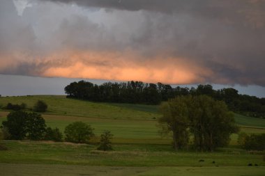 Ülke üzerinde fırtına bulutları