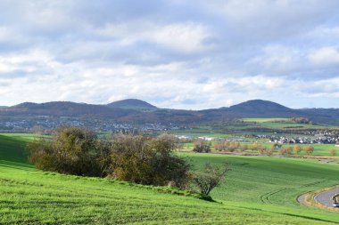 Manzara tepeden vadiye kadar dağlarda.