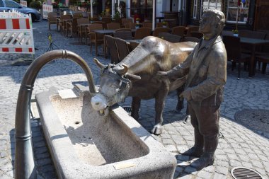 Eski kasabadaki çeşmenin üzerindeki heykel