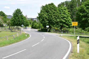 Parktaki yol tabelası