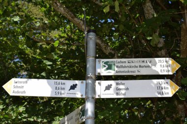 Eifel 'de yürüyüş tabelası