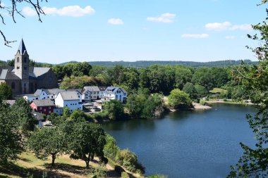 Caldera Gölü Ulmener Maar Eifel, Almanya