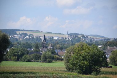 Köyün Thuer manzarası Obermendig arkasında
