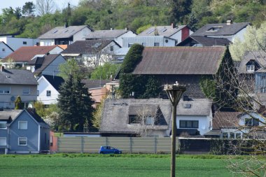 Bir köyün önündeki leylek yuvası