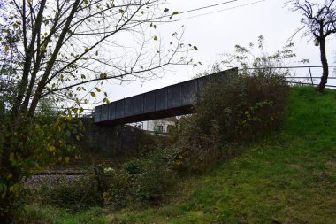 Şehirdeki terk edilmiş eski bina.