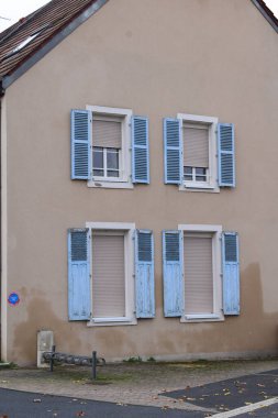 Evin önündeki pencereler ve panjurlar.