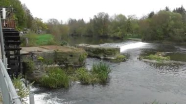 Sonbaharda eski değirmeni olan Sarre Nehri