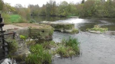 Sonbaharda eski değirmeni olan Sarre Nehri