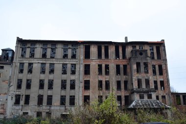 Şehirdeki eski bir binanın yıkımındaki eski bina.