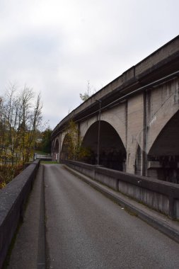 Fransa 'daki Trianel şehrinin eski köprüsünün bir çekimi.