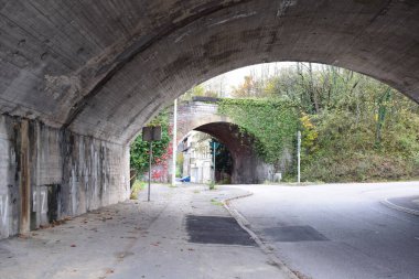 Caddenin karşısındaki kemerli köprüler