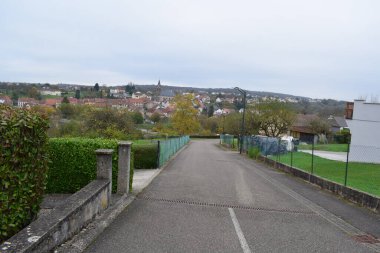 Sonbaharda köy genelinde Sarreinsming manzarası