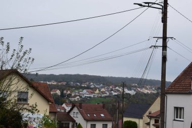 Sonbaharda köy genelinde Sarreinsming manzarası