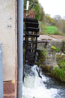 eski ahşap su değirmen çarkı