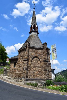 Kilisenin içinde bir kavis var.