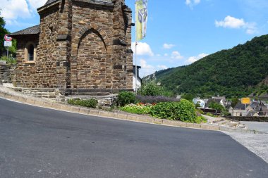 Kilisenin içinde bir kavis var.