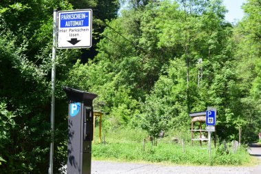 Almanya 'da bir orman otoparkında park makinası.