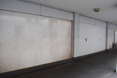 Şehirde boş pencere