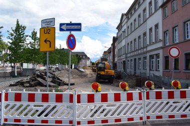 Yol tabelası olan bir inşaat alanı