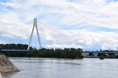 Bir ada ile nehir köprüsü manzarası