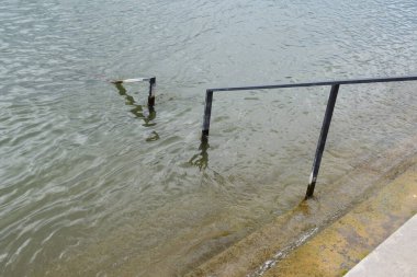 Sel basamaklarına çıkan merdiven