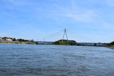 Rheiffeisbruecke, Neuwied 'de Ren Nehri' ni geçiyor.