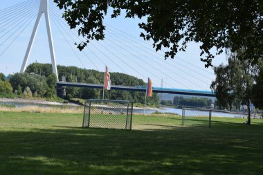 Bir köprünün altında futbol sahası