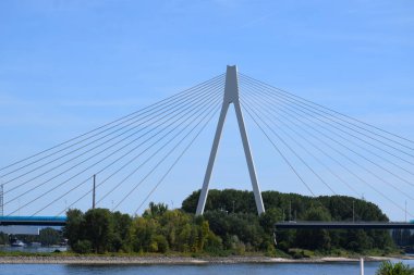 Rheiffeisbruecke, Neuwied 'de Ren Nehri' ni geçiyor.