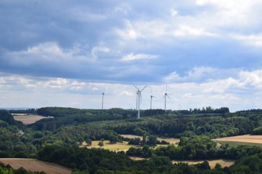 Kırsalda rüzgar türbinleri