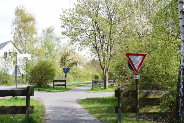 Parktaki yol tabelası