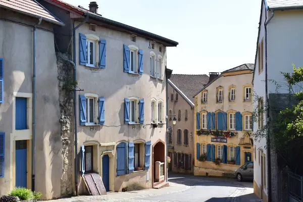 Rodemack sokaklarındaki eski evler, Keşiş