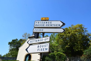 Fransa 'daki köylere giden yol işaretleri