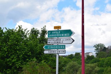 Yol işareti.