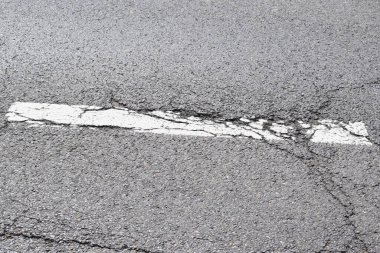 Asfalt üzerinde beyaz çizgili asfalt yol dokusu