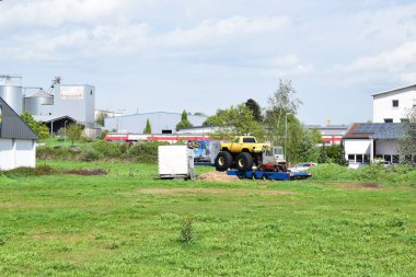 Karavanda canavar kamyon var.