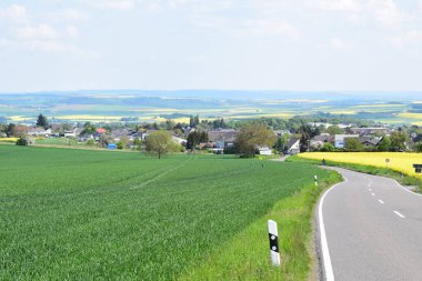 Kırsal kesimde yol manzarası