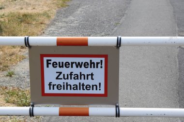 Uyarı işareti yolda