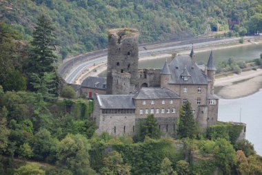 Burg Katz ile Ren 'in Loereley Vadisi