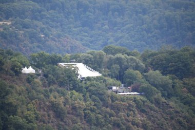 Loreley ormanının beyaz çatısı
