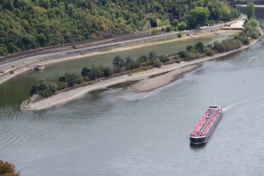 Yaz mevsiminde Loreley Vadisi 'nde kum yığınlarıyla kuraklık