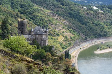 Yaz mevsiminde Loreley Vadisi 'nde kum yığınlarıyla kuraklık