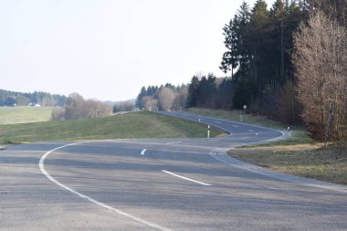 Dağlarda asfalt yol