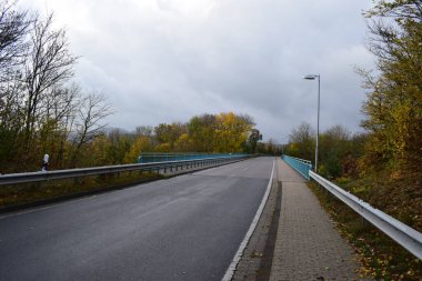 Köprüden geçen yol