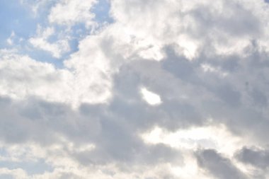 Güzel beyaz bulutlar açık mavi gökyüzünde