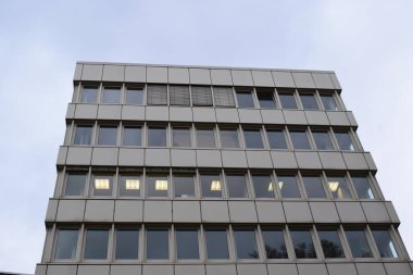 Pencereli modern ofis binası