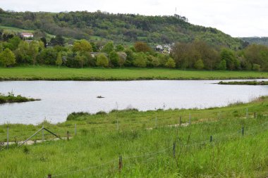 Dağlardaki nehir manzarası