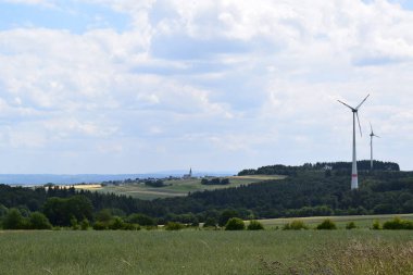 yeşil alan üzerinde rüzgar türbinleri