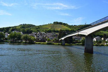 Zell 'de Mosel' in karşısındaki nehrin manzarası